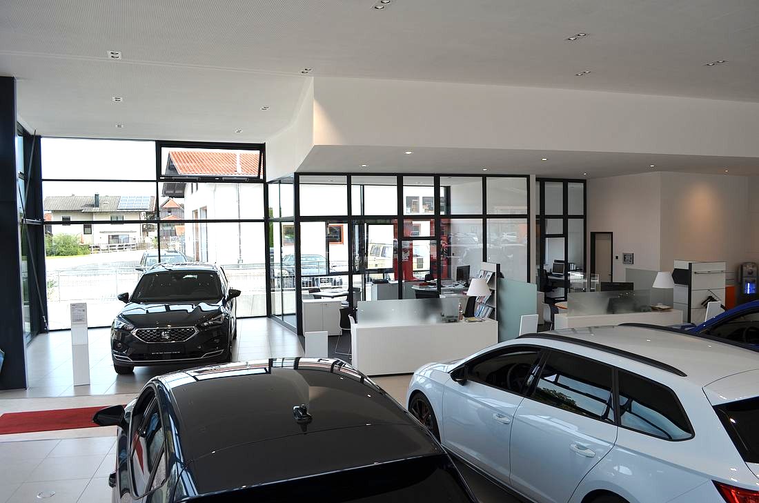 Unsere neue Ausstellungshalle bei der Autowelt Beer in Waging am See